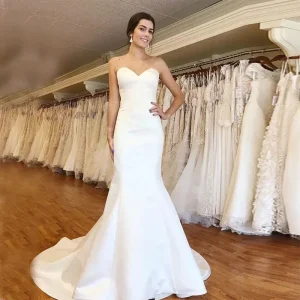 Abito da sposa a sirena bianco in raso satinato con scollo a cuore e dettagli in pizzo - collezione di 2023