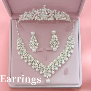 Set di gioielli fatti a mano con corona, collana e orecchini di perle per sposa