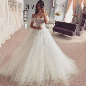 Abito da sposa vintage in pizzo fatato con spalle scoperte e corsetto in tulle a pois