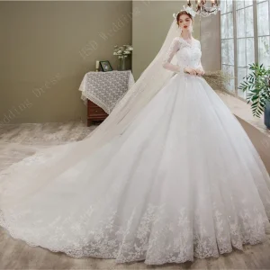 Abito da sposa lungo con scollo a V dolce elegante del 2023 con pizzo ricamato e lunga coda