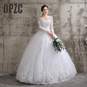 Vestito da sposa color avorio con scollo a O, maniche lunghe e applicazioni di pizzo