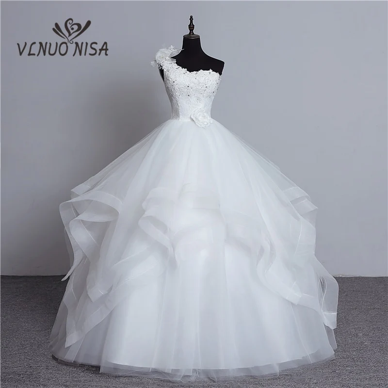 Abito da sposa elegante con un'unica spalla, senza maniche, ricamato con fiori di pizzo