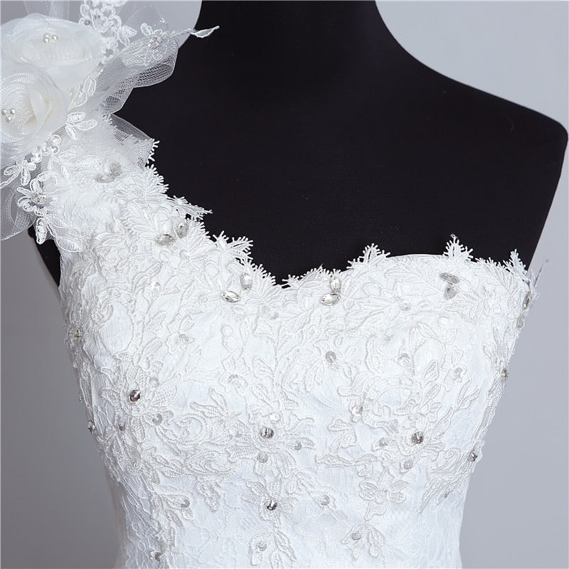 Abito da sposa elegante con un'unica spalla, senza maniche, ricamato con fiori di pizzo - immagine 3