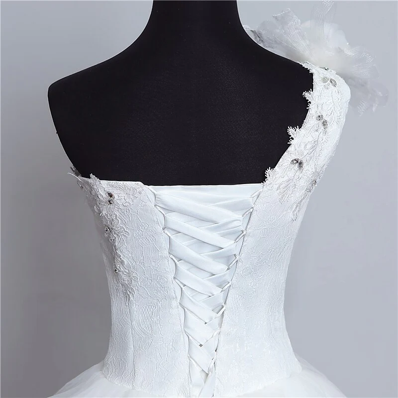 Abito da sposa elegante con un'unica spalla, senza maniche, ricamato con fiori di pizzo - immagine 4