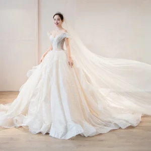 Abito da sposa taglia comoda in pizzo 2023 con maniche, lussuoso treno, colore brillante francese, scollatura a barchetta