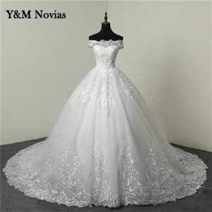 Abito da sposa di lusso con pizzo applicato e ricamo a coda lunga a cuore