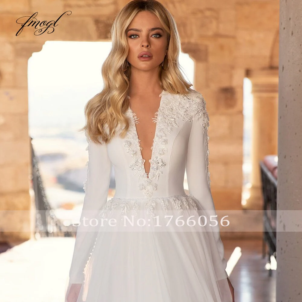 Abito da sposa vintage con scollo a V, maniche lunghe in pizzo e applicazioni lussuose - immagine 4