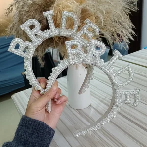 Fascia di perle personalizzata per la sposa, ideale per addii al nubilato, feste di addio al celibato, feste di addio al nubilato, docce nuziali, matrimoni, fidanzamenti e prove di abito.